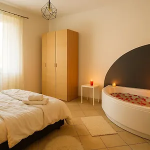  Apartment Jacuzzi Italy